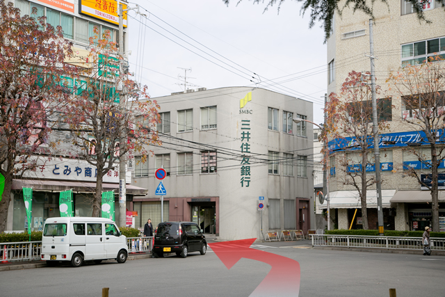 三井住友銀行のところを北へ入ります。