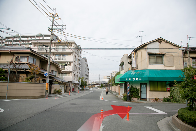 理容室サカエさんを右へ曲がります。